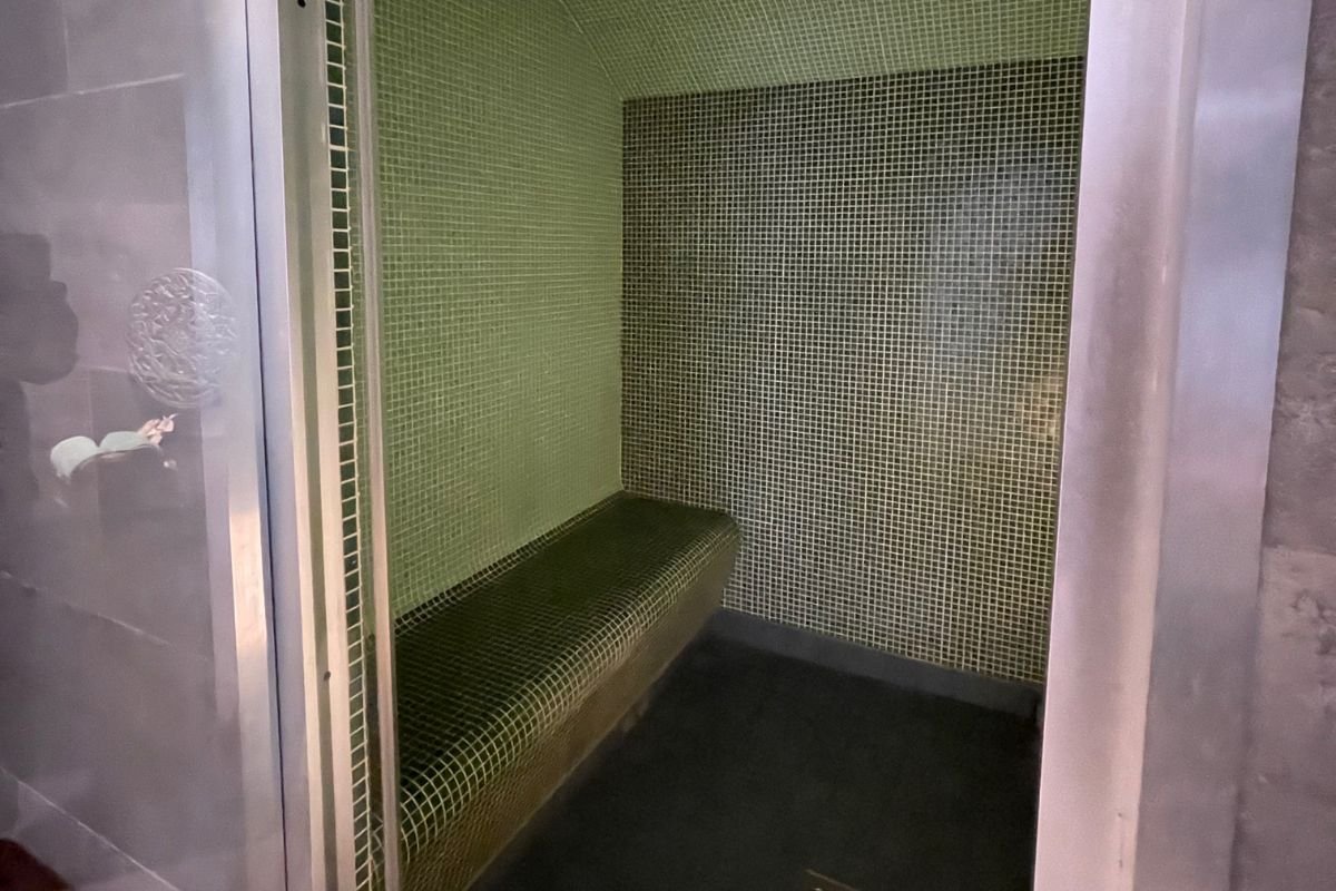 Intérieur du hammam — mosaïque verte