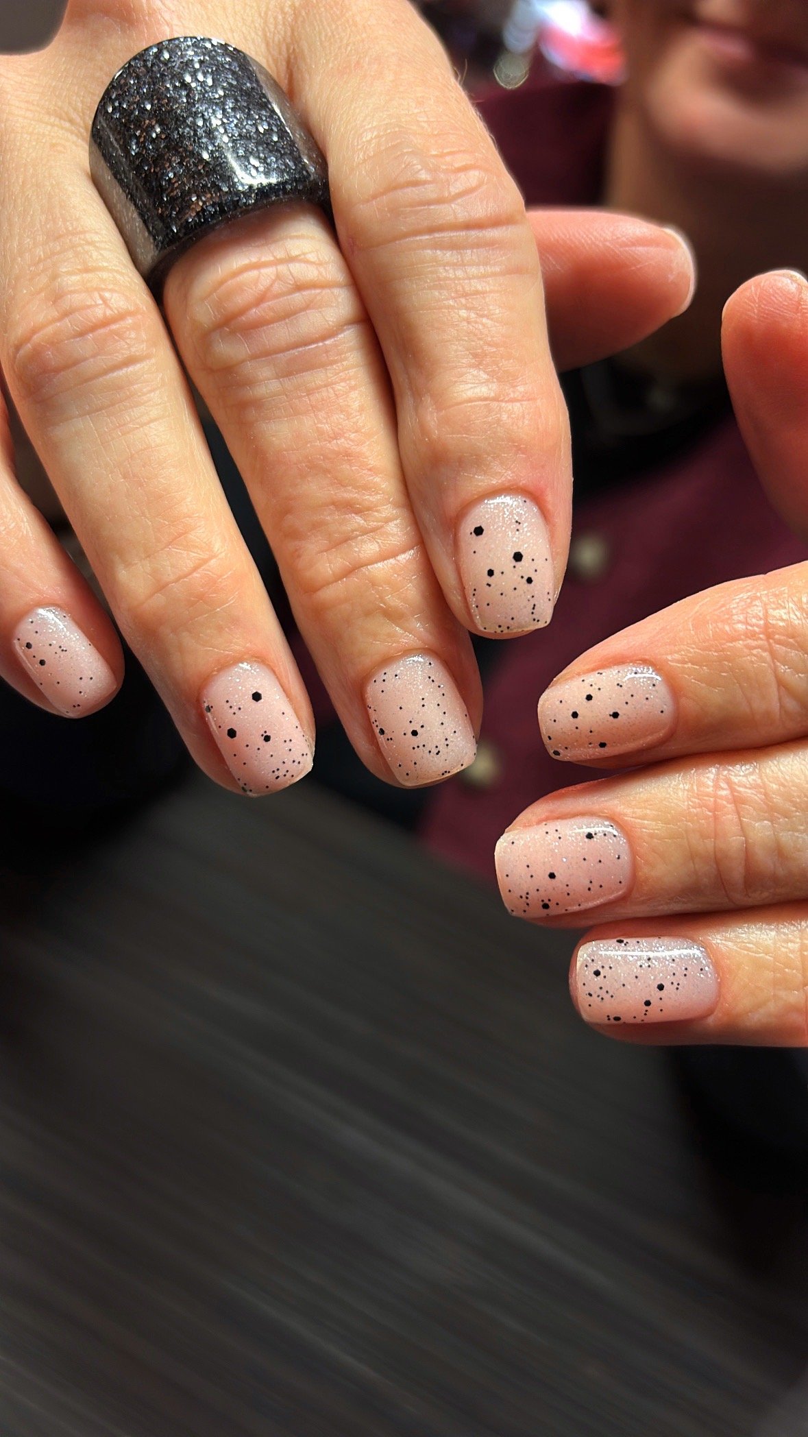 Manucure Indigo Nails Delikates et Hot Dot — beige nude avec pois rouges