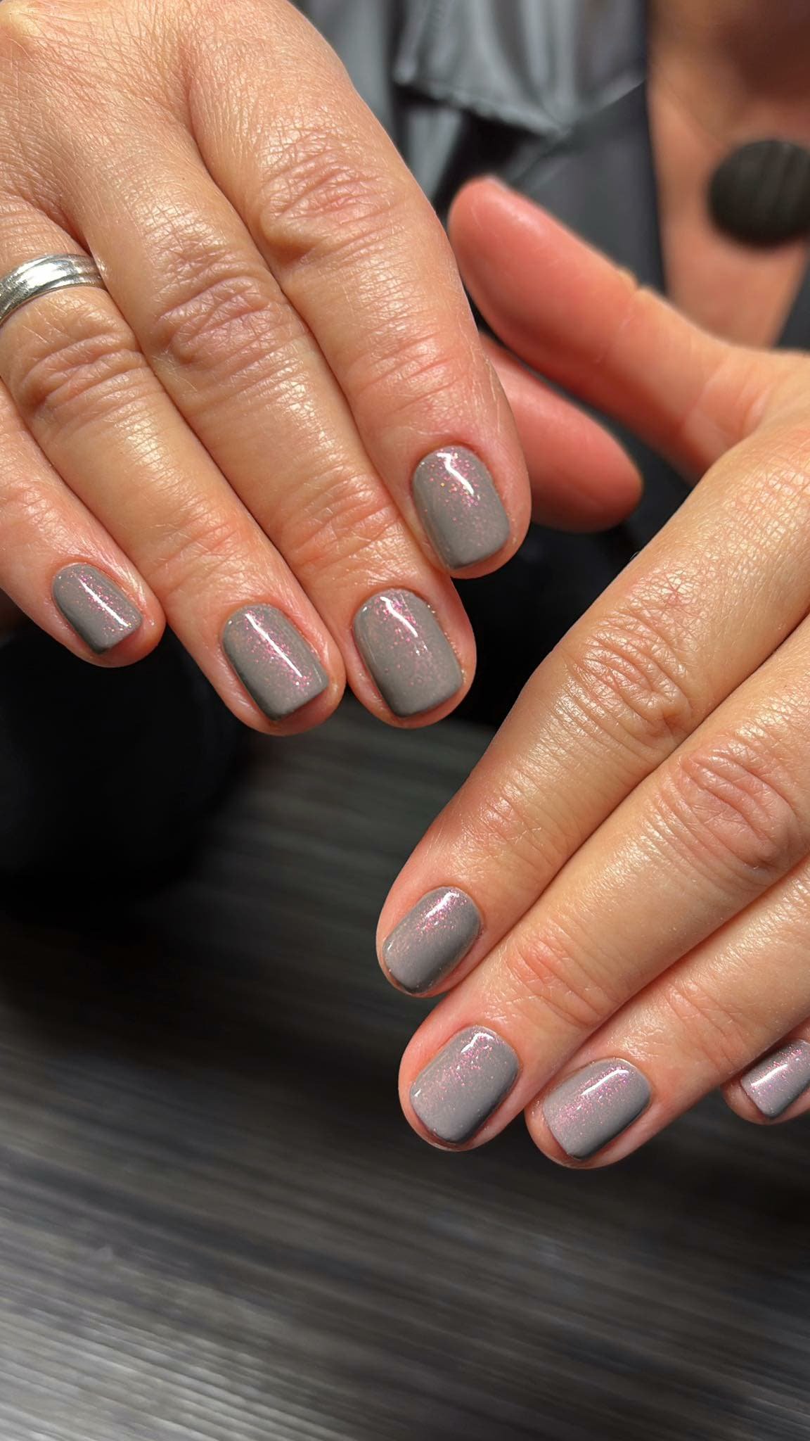 Manucure Indigo Nails Hey Grey — gris taupe minimaliste